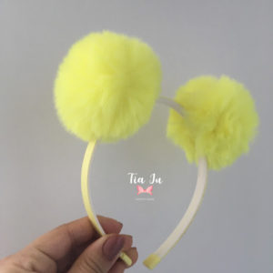 Tiara pompons de pelúcia amarelo neon
