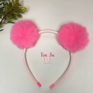 Tiara pompons de pelúcia rosa neon