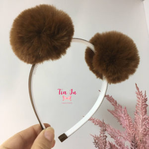Tiara pompons de pelúcia marrom