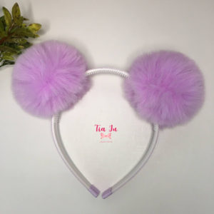 Tiara pompons de pelúcia lilás