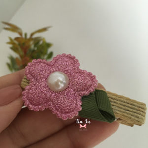 Presilha de flor com brilho rosa