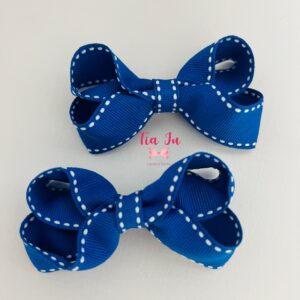 Par de laço boutique azul com pesponto branco