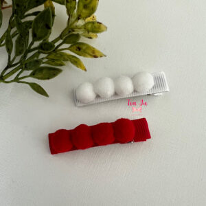 2 Presilhas com pompons (1 vermelha e 1 branca)