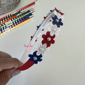 Tiara de flores (vermelha, azul e branca)