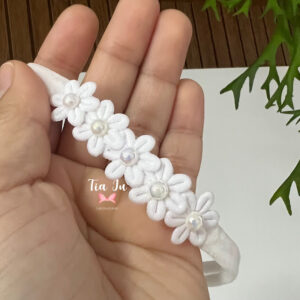 Faixinha com 5 flores brancas