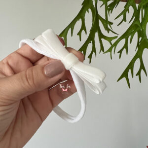 Faixa com laço Chanel branco