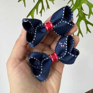 Par de laço boutique azul marinho pespontado e meio vermelho