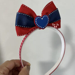 Tiara laço em pé (vermelho e azul) com coração