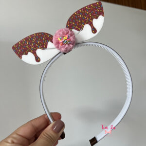 Tiara laço em pé calda de chocolate e granulados