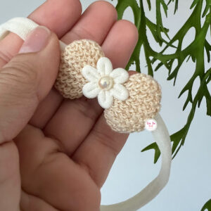 Faixa com laço de crochê e flor off white (PP)