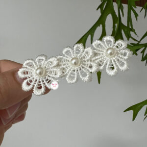 Presilha com 3 flores off white