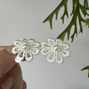Presilha com 2 flores off white
