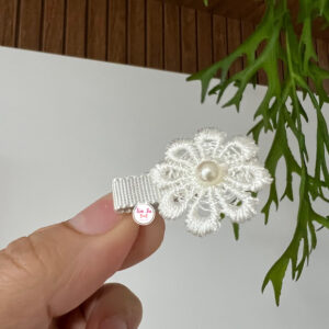 Presilha com flor off white