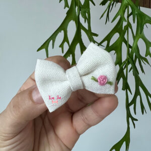Mini laço em linho branco com flor rosa