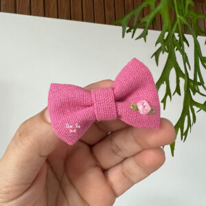 Mini laço em linho rosa com flor rosa