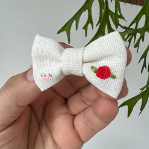 Mini laço em linho branco com flor vermelha